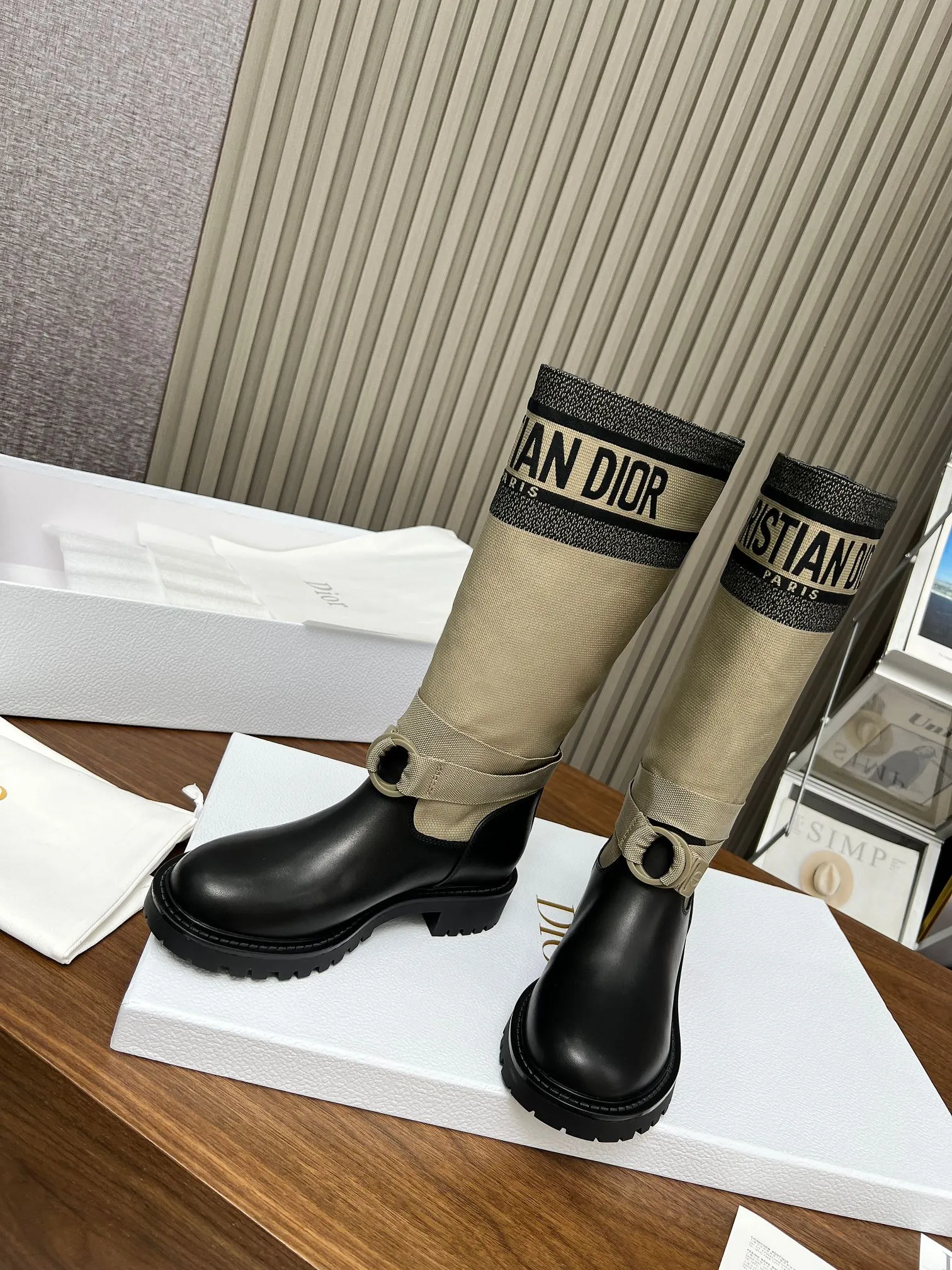 👟👟Ex-factory price 600💯💯Women's shoes, women's clothing, women's shoes, women's clothing, 2024ss highest version Dior Dior autumn and winter boots, retro work boots, slip-on, imported calfskin uppers spliced with the latest imported technology, electric embroidery surface, versatile and slim feet yyds. The shape is three-dimensional and full, full of handsomeness, the upper foot is comfortable, the design style is very novel, perfect details, cool Trendy 💯Trendy outsole Inner lining: Cow lining Outsole: 1:1 molded outsole Heel height: 3.0cm Size: 35-41 (41 customized)